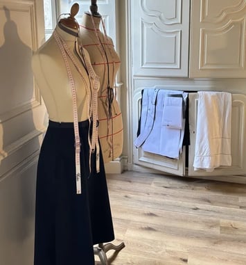 Visite de l'atelier de couture, Hôtel de Cébié / Roger Ducos